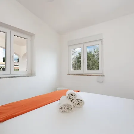 Sunny - 5min To The By Lovelystay