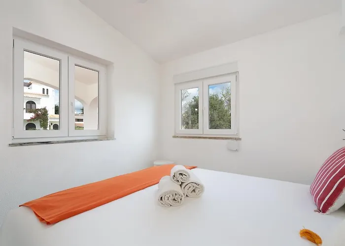 Sunny - 5min To The By Lovelystay