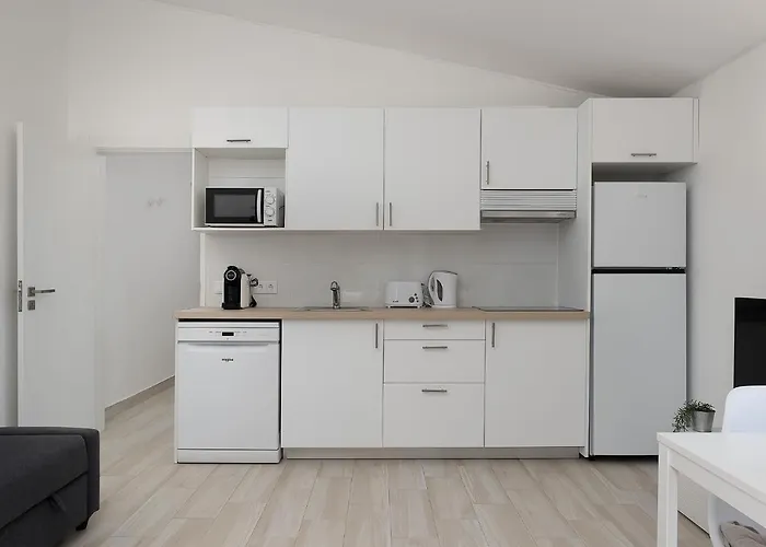 Sunny - 5min To The By Lovelystay Apartment